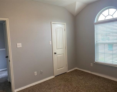 279 Oxford Drive - Photo Thumbnail 2