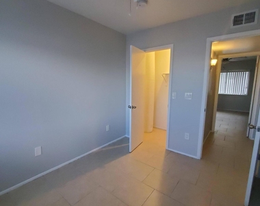 9228 N 7th Avenue - Photo Thumbnail 9