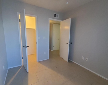 9228 N 7th Avenue - Photo Thumbnail 10