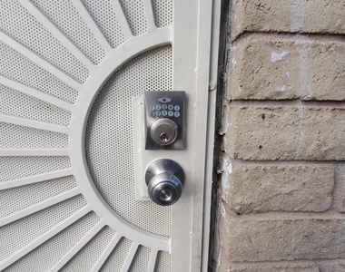 9228 N 7th Avenue - Photo Thumbnail 13