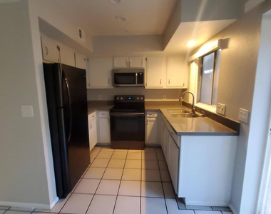 9228 N 7th Avenue - Photo Thumbnail 2