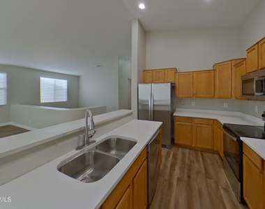 7428 W Pioneer Street - Photo Thumbnail 4