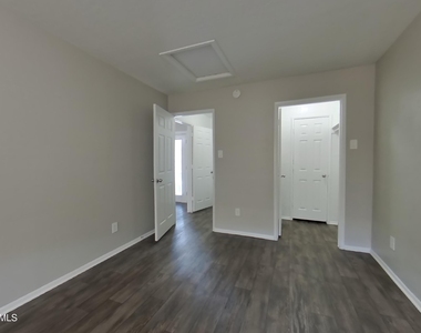 7805 W Cora Lane - Photo Thumbnail 14