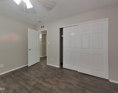 7805 W Cora Lane - Photo Thumbnail 7
