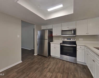7805 W Cora Lane - Photo Thumbnail 5