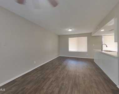 7805 W Cora Lane - Photo Thumbnail 4