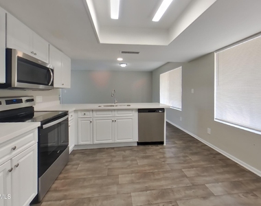 7805 W Cora Lane - Photo Thumbnail 6