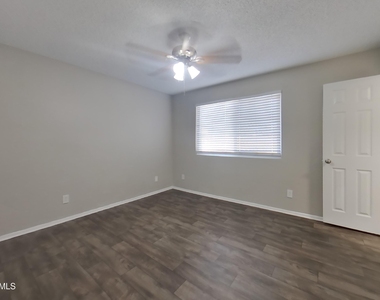 7805 W Cora Lane - Photo Thumbnail 8