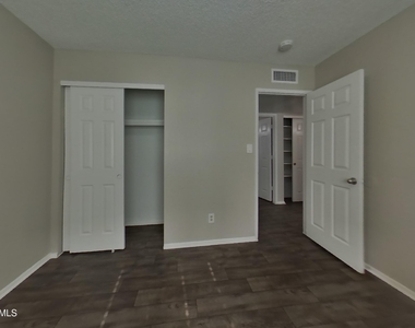 7805 W Cora Lane - Photo Thumbnail 10