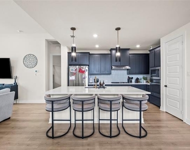 609 Northside Drive - Photo Thumbnail 13