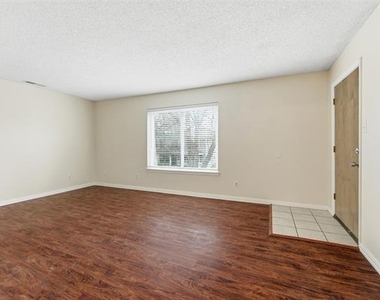410 W Franklin Street - Photo Thumbnail 3