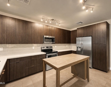 2825 N 42nd Street - Photo Thumbnail 5