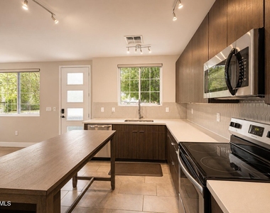 2825 N 42nd Street - Photo Thumbnail 6
