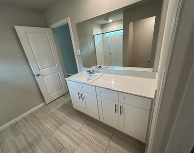 333 Lubbock Drive - Photo Thumbnail 12