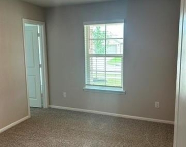 333 Lubbock Drive - Photo Thumbnail 18