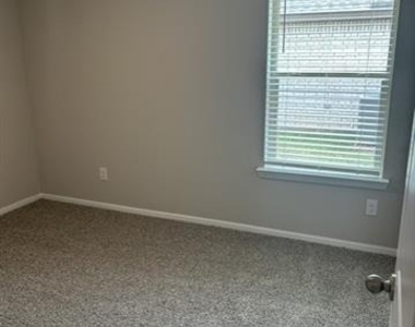 333 Lubbock Drive - Photo Thumbnail 17