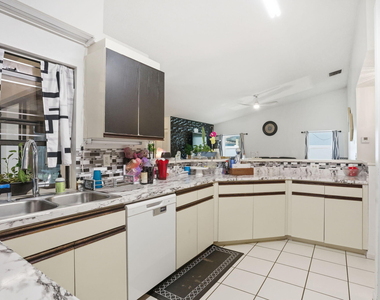 2171 Nw 76th Avenue - Photo Thumbnail 4