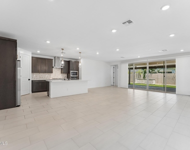 1524 E Carob Court - Photo Thumbnail 9