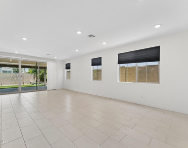 1524 E Carob Court - Photo Thumbnail 8
