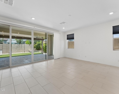 1524 E Carob Court - Photo Thumbnail 14