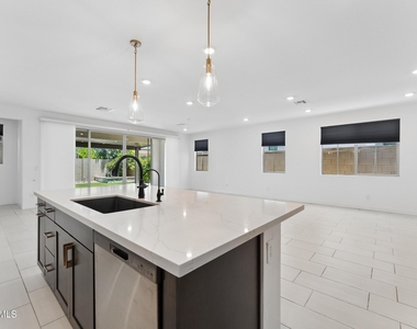 1524 E Carob Court - Photo Thumbnail 18
