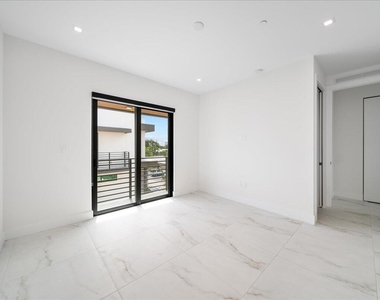 1052 N Victoria Park Road - Photo Thumbnail 20