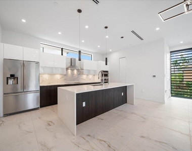 1052 N Victoria Park Road - Photo Thumbnail 16
