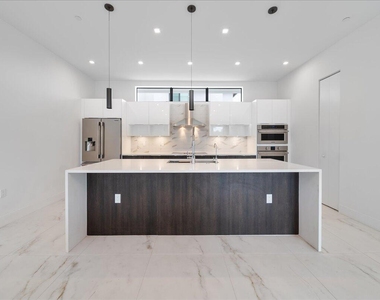 1052 N Victoria Park Road - Photo Thumbnail 15