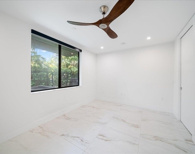 1052 N Victoria Park Road - Photo Thumbnail 5