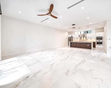 1052 N Victoria Park Road - Photo Thumbnail 12