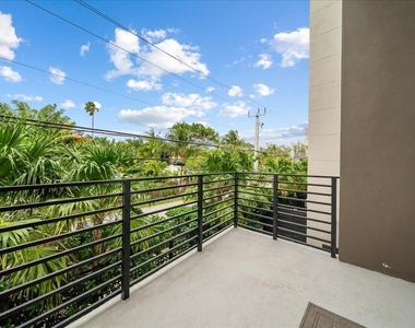 1052 N Victoria Park Road - Photo Thumbnail 11
