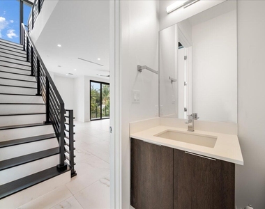 1052 N Victoria Park Road - Photo Thumbnail 17
