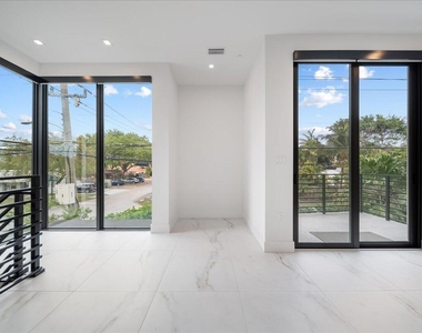 1052 N Victoria Park Road - Photo Thumbnail 8