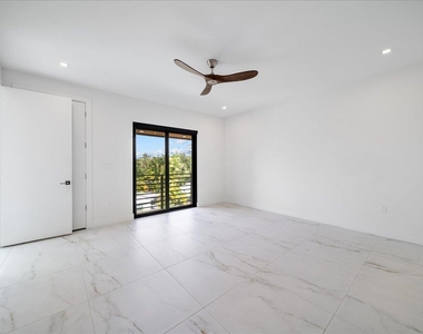 1052 N Victoria Park Road - Photo Thumbnail 19