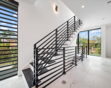 1052 N Victoria Park Road - Photo Thumbnail 9