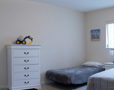 424 N Riverside Drive - Photo Thumbnail 12
