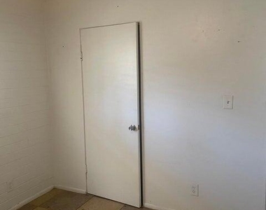 2633 W Belmont Avenue - Photo Thumbnail 4