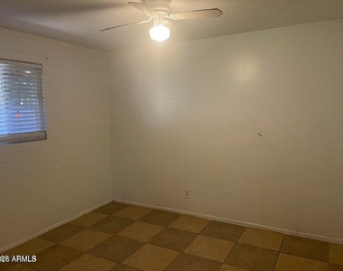 2633 W Belmont Avenue - Photo Thumbnail 3