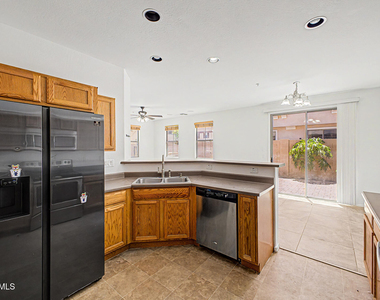 1432 N 80th Drive - Photo Thumbnail 9