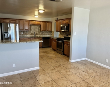 1041 W 18th Street - Photo Thumbnail 5