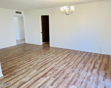 5141 E Blanche Drive - Photo Thumbnail 4