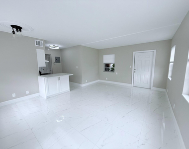 2725 Middle River Drive - Photo Thumbnail 2
