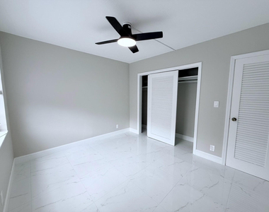 2725 Middle River Drive - Photo Thumbnail 4