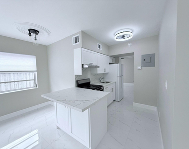 2725 Middle River Drive - Photo Thumbnail 3
