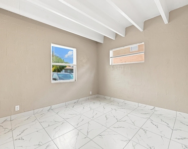812 19th Street - Photo Thumbnail 6