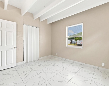 812 19th Street - Photo Thumbnail 9