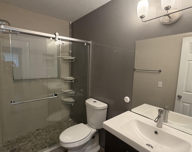 4061 Nw 9th Avenue - Photo Thumbnail 5
