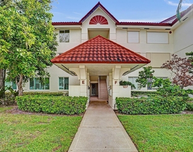 107 Half Moon Circle - Photo Thumbnail 6