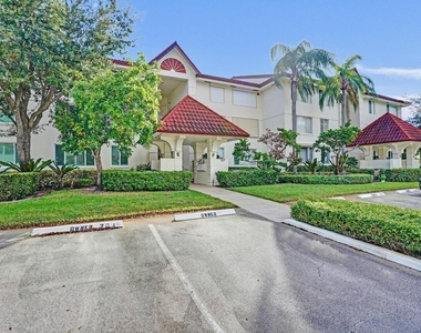 107 Half Moon Circle - Photo Thumbnail 4