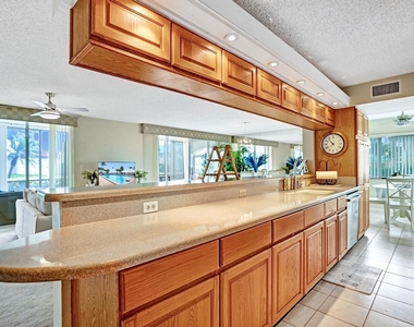 107 Half Moon Circle - Photo Thumbnail 12